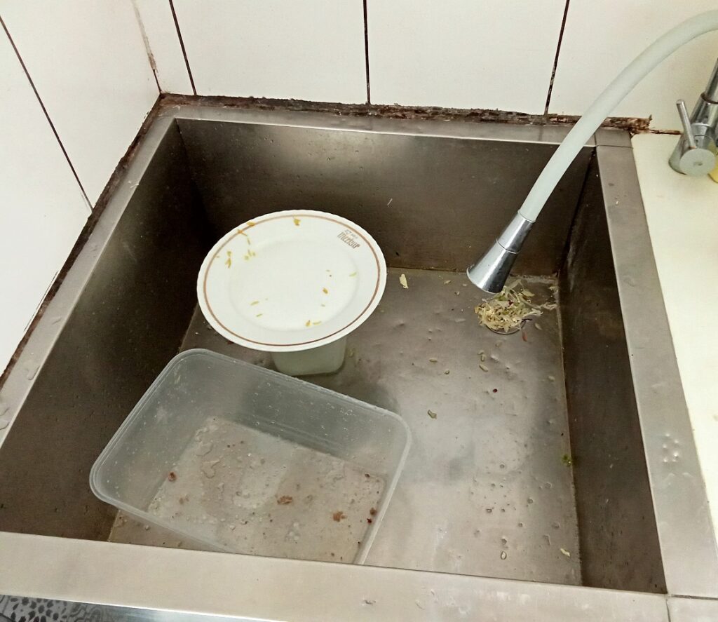 Laboratorní rozbory potvrdily závadné pokrmy. Kontrola restaurace Don Kebab odhalila závažné hygienické nedostatky 2 4 nedostatecna provozni hygiena