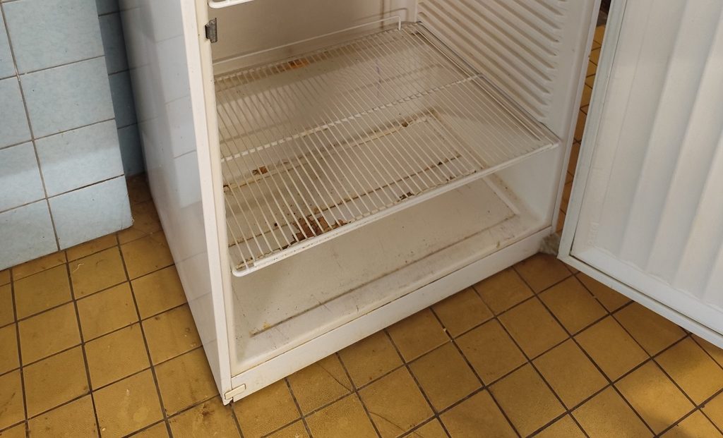 Kontrola výdejny INPEKO odhalila nedostatky v provozní hygieně. Hygienici zjistili plíseň, mastnotu i zbytky pokrmů 8 IMG 20260708 105027