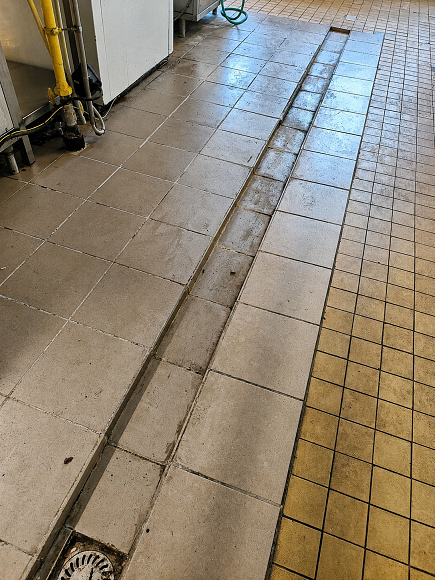 Kontrola výdejny INPEKO odhalila nedostatky v provozní hygieně. Hygienici zjistili plíseň, mastnotu i zbytky pokrmů 7 IMG 20260708 105740