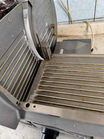 Kontrola výdejny INPEKO odhalila nedostatky v provozní hygieně. Hygienici zjistili plíseň, mastnotu i zbytky pokrmů 4 IMG 20260708 110322