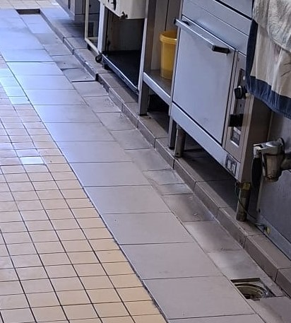 Kontrola výdejny INPEKO odhalila nedostatky v provozní hygieně. Hygienici zjistili plíseň, mastnotu i zbytky pokrmů 13 Odstranene zavady 2